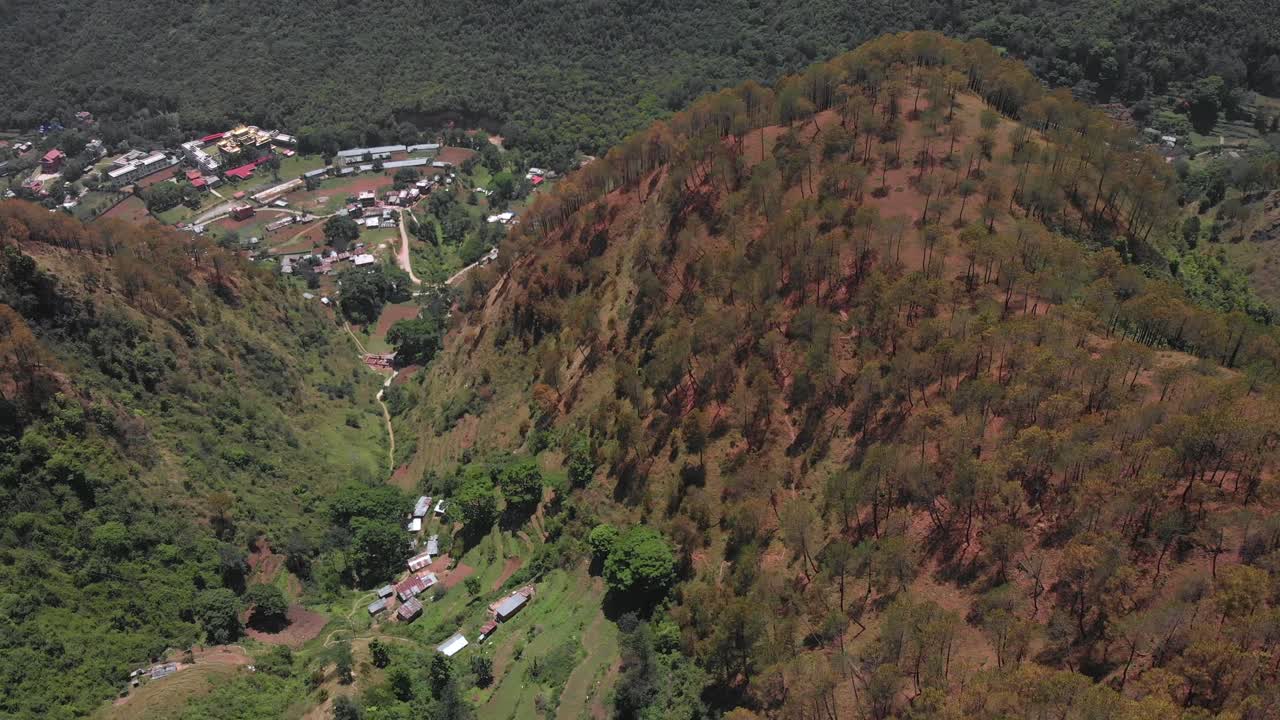 vista aérea desde un dron sobre un pueblo en las estribaciones de las montañas alrededor de katmandú, nepal