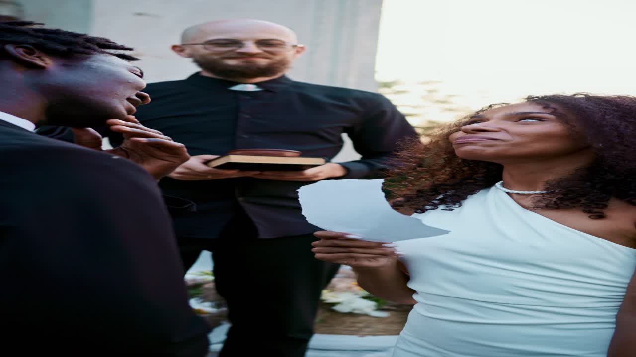Cerimonia nuziale con sposa, sposo e sacerdote