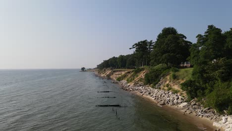 높은 수위를 보여주기 위해 muskegon 근처 미시간 호수의 해안선을 따라