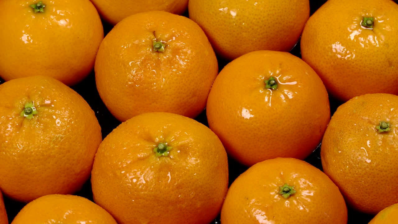 mandarinas frescas en una mesa negra