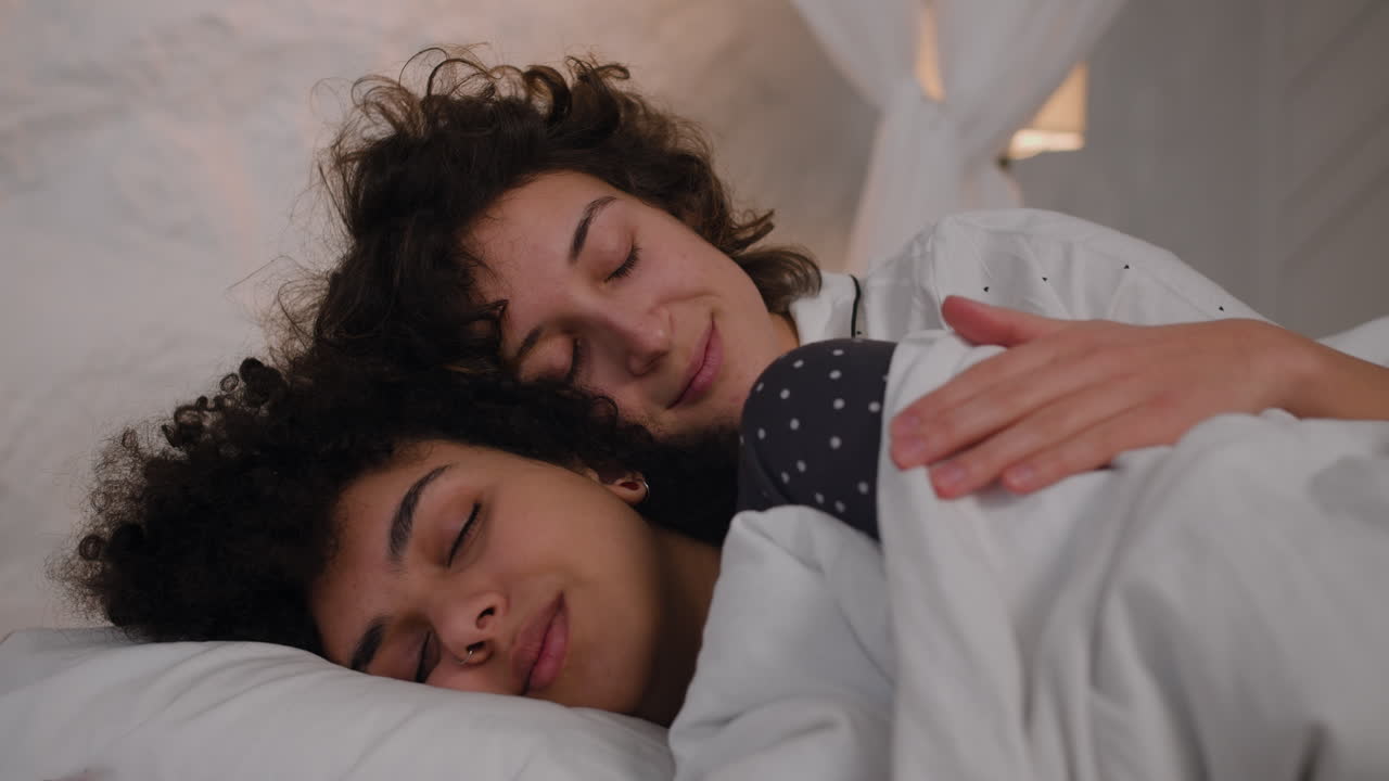 pareja feliz acostada en la cama