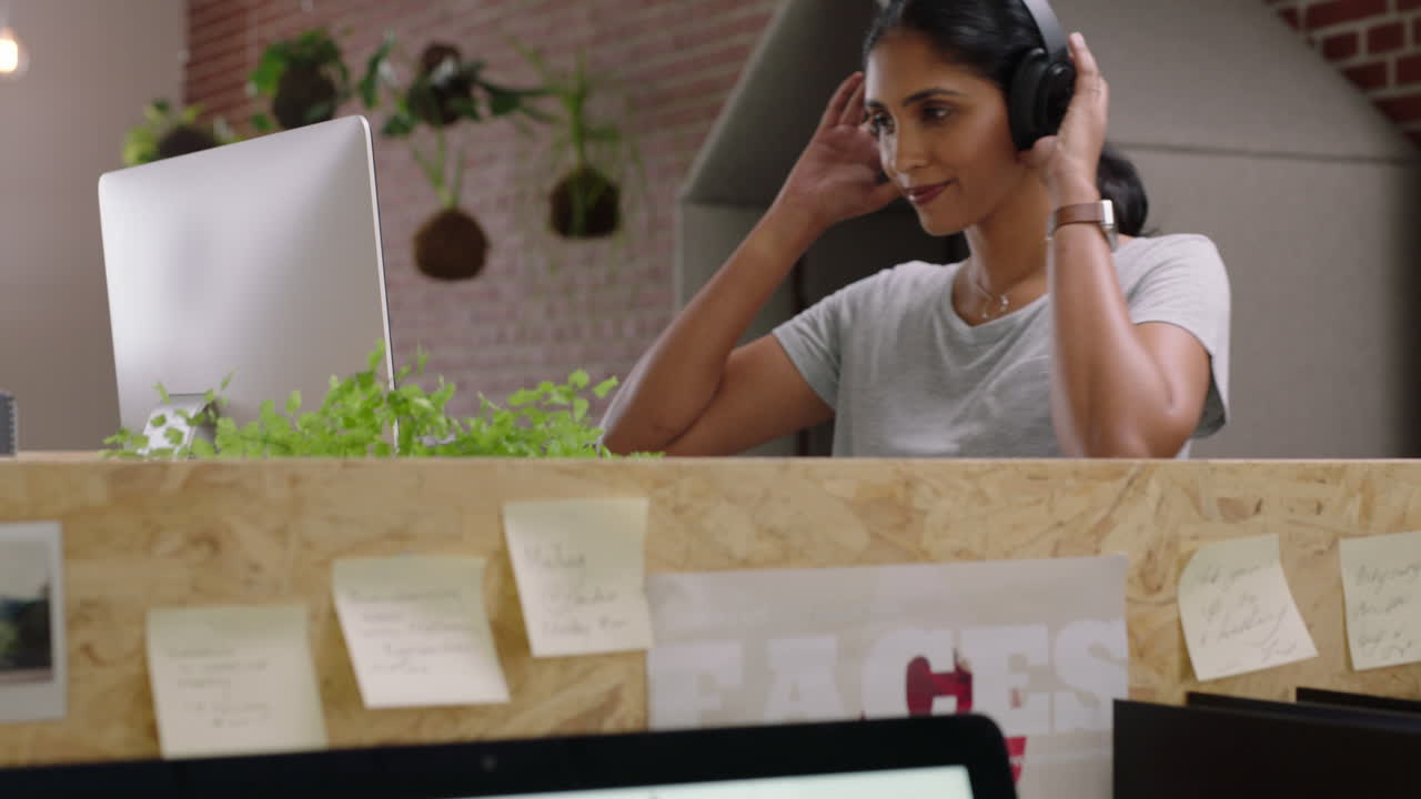 mujeres de negocios arquitectos de lluvia de ideas trabajando juntos mostrando planes de arquitectura en la pantalla de la computadora mujeres ingenieras colaborando compartiendo ideas de diseño disfrutando de proyectos de desarrollo creativo