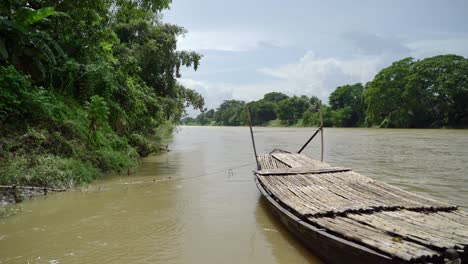 Boote-Sind-Am-Fluss-Festgemacht