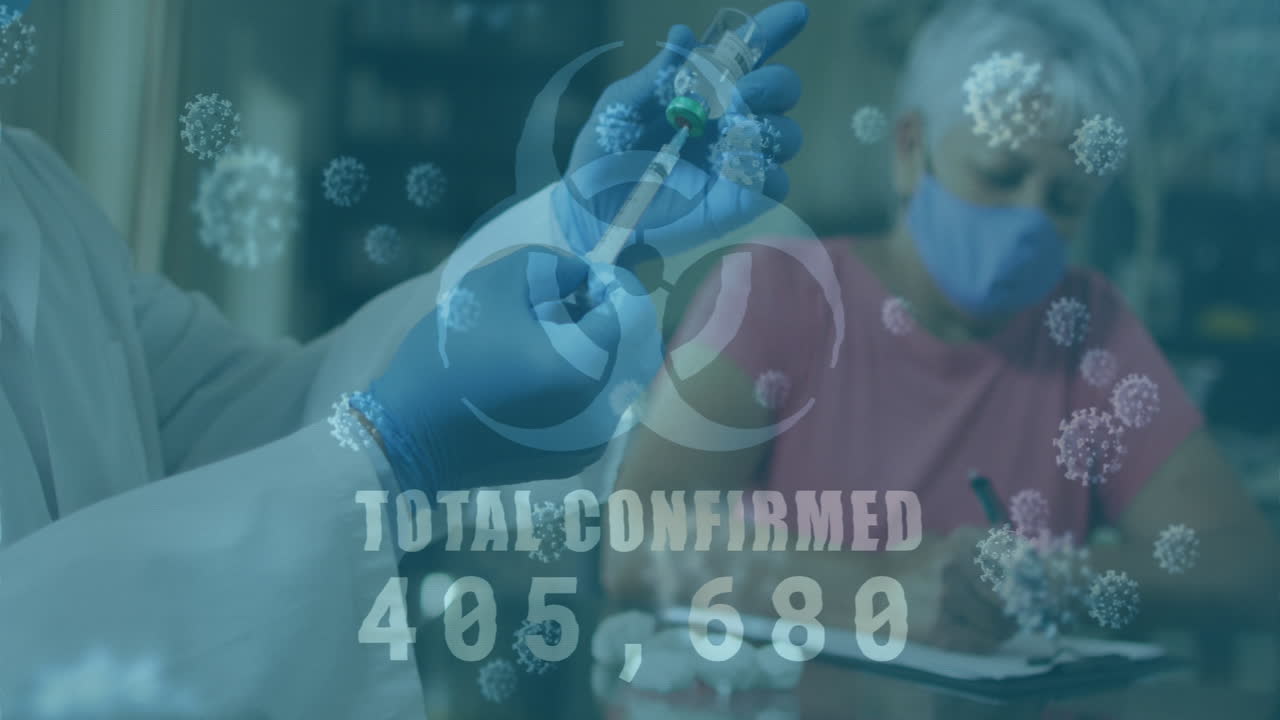 animación del símbolo de peligro biológico con el número total confirmado en aumento y el médico preparando la vacunación