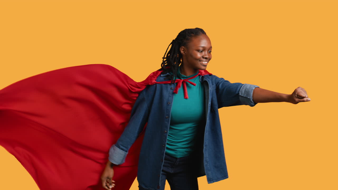 el superhéroe vuela con la capa revoloteando en el viento, fondo del estudio