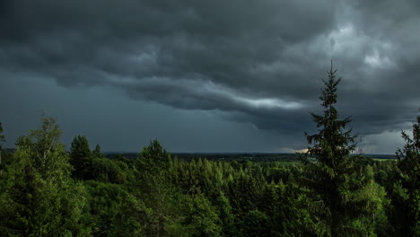 Dramático-Lapso-De-Tiempo-Estático-De-Nubes-Oscuras-Sobre-El-Bosque-De-Coníferas-Verdes