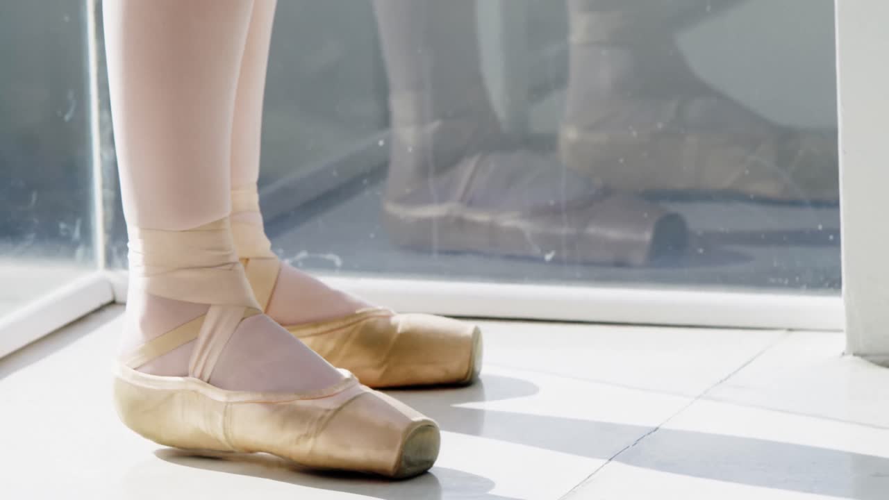 los pies de los bailarines realizando danza de ballet