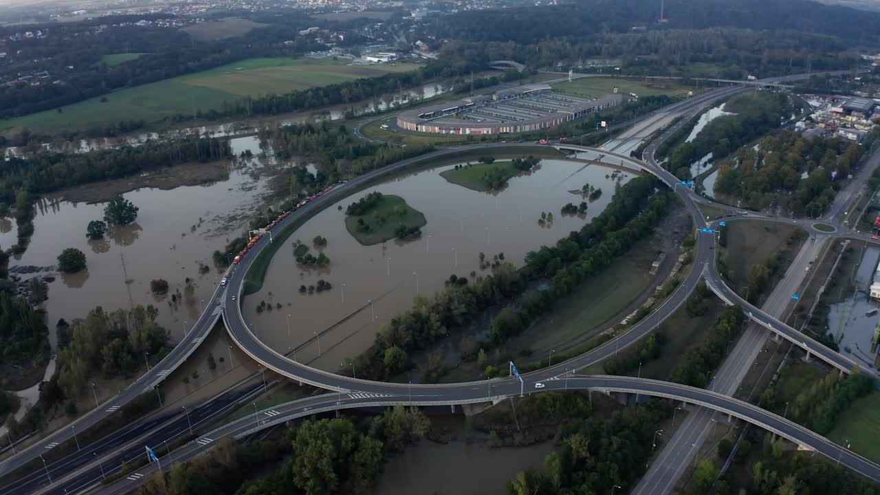 드론이 오스트라바의 홍수 둥근 교차로와 고속도로에서 발사되었습니다.