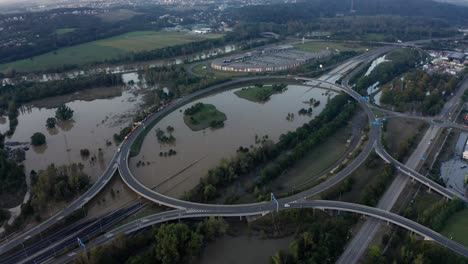 un avión no tripulado fue disparado sobre una rotonda inundada y una autopista en ostrava.