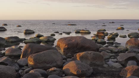 rocas redondeadas en aguas poco profundas de la costa del mar báltico, en el norte de estonia