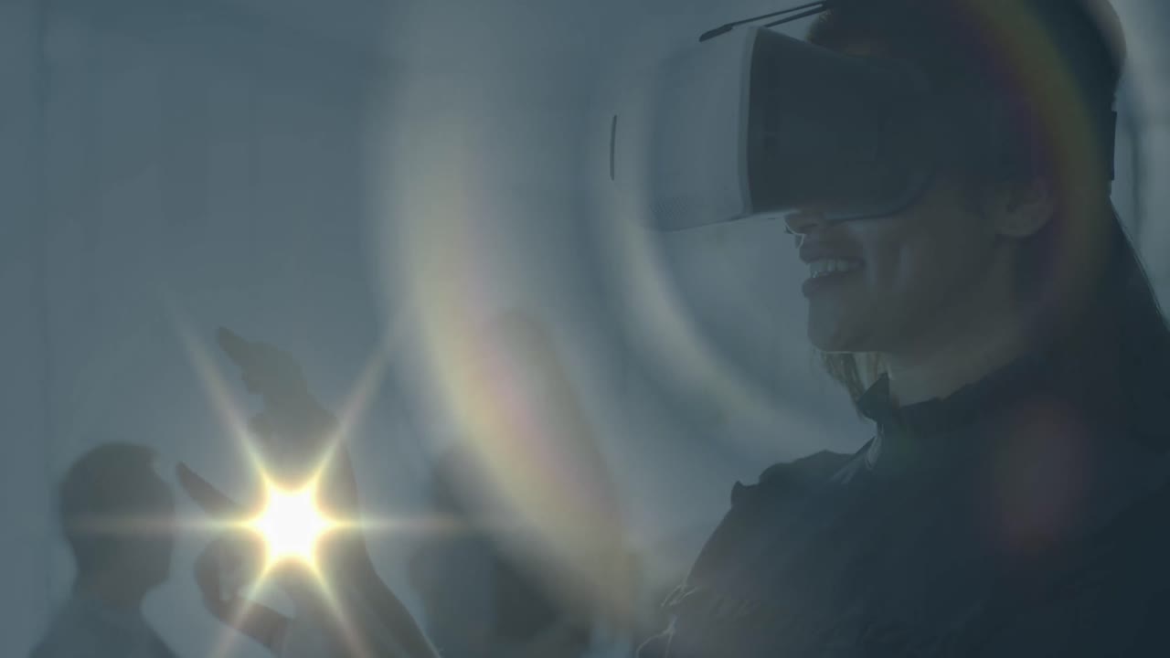 animación de puntos de luz sobre una mujer biracial con auriculares vr
