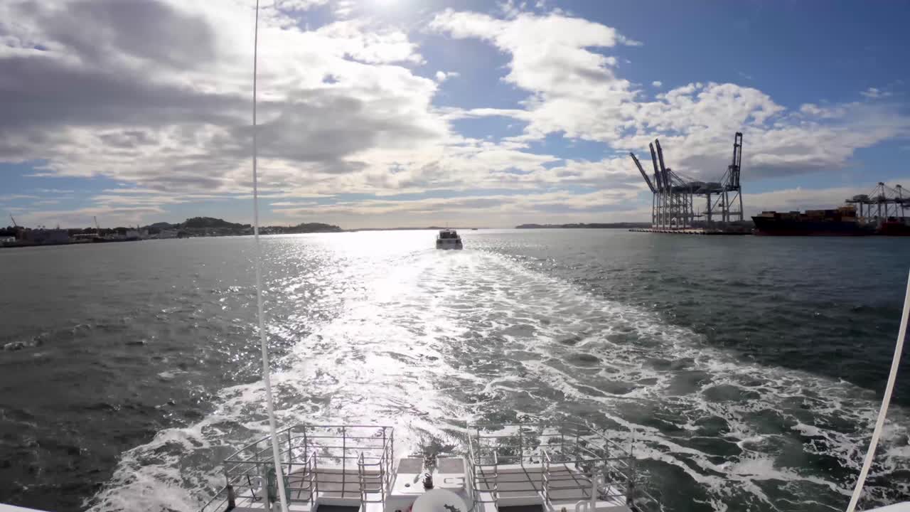 뉴질랜드 오클랜드에서 페리를 타고 와이헤케섬으로 이동