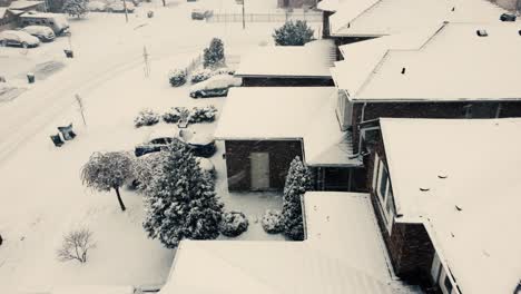 Casas-Aéreas-Suburbanas-En-Un-Barrio-Durante-La-Tormenta-De-Nieve