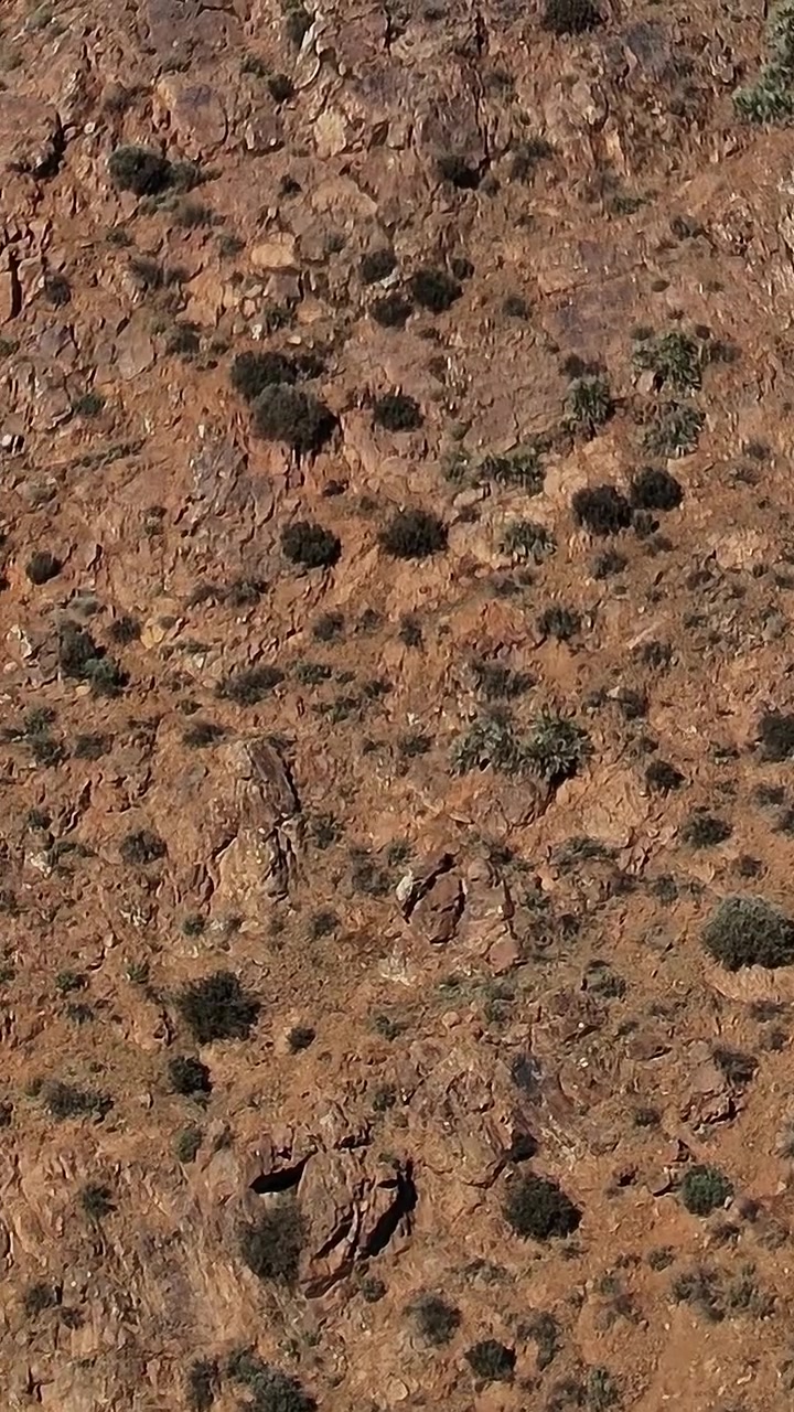 Vista aerea di terreno roccioso nelle montagne del Marocco durante il giorno