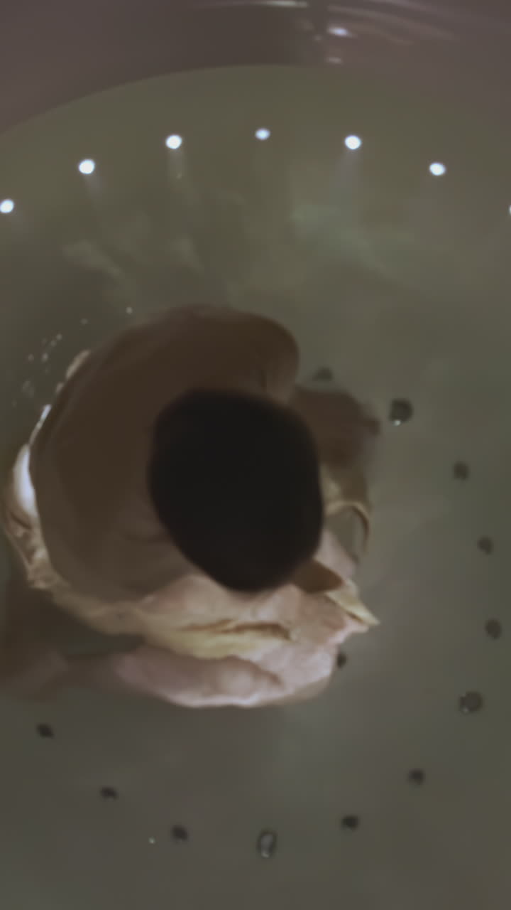 persona en una bañera de spa