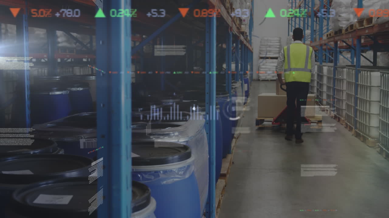 animación de la red de conexiones con el procesamiento de datos sobre el trabajador masculino caucásico en el almacén