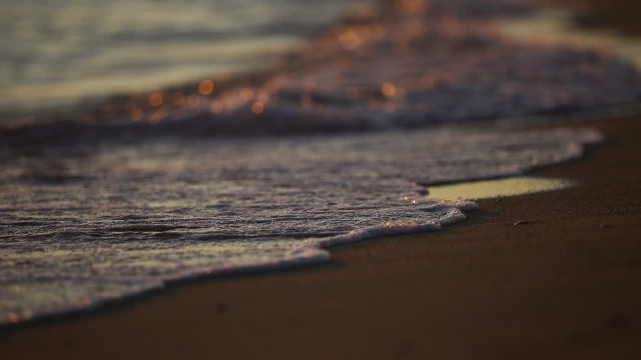 Onde sulla spiaggia all'alba/tramonto
