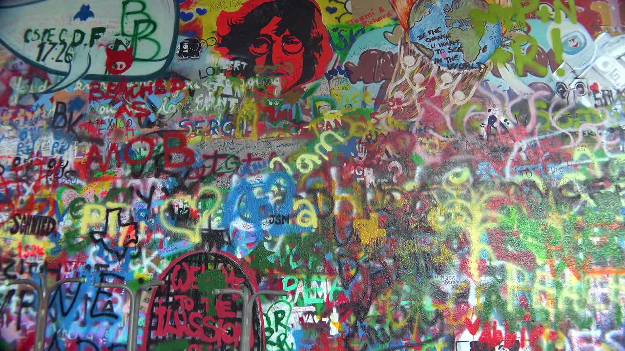 Graffiti decorano il Muro di John Lennon della libertà di espressione a Praga, Repubblica Ceca 4