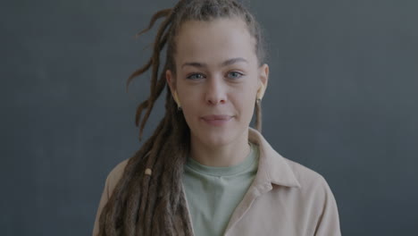 Mujer con rastas