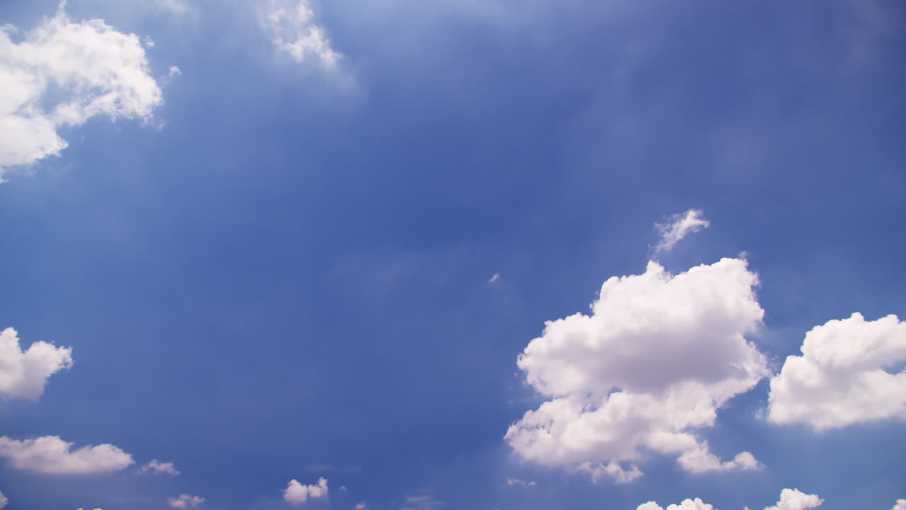 구름이 있는 아름다운 파란 하늘, 구름과 태양이 있는 파란 하늘