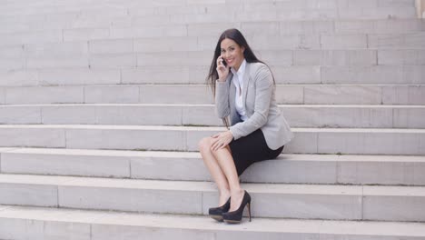 Mujer-Feliz-Hablando-Por-Teléfono