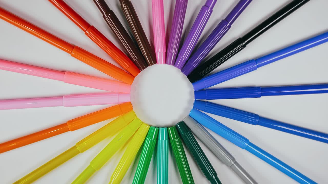 el bolígrafo se sintió en el tocadiscos. el marcador girar girar. girar, crear patrón, hacer el diseño de la forma del círculo. vista superior, colocación plana