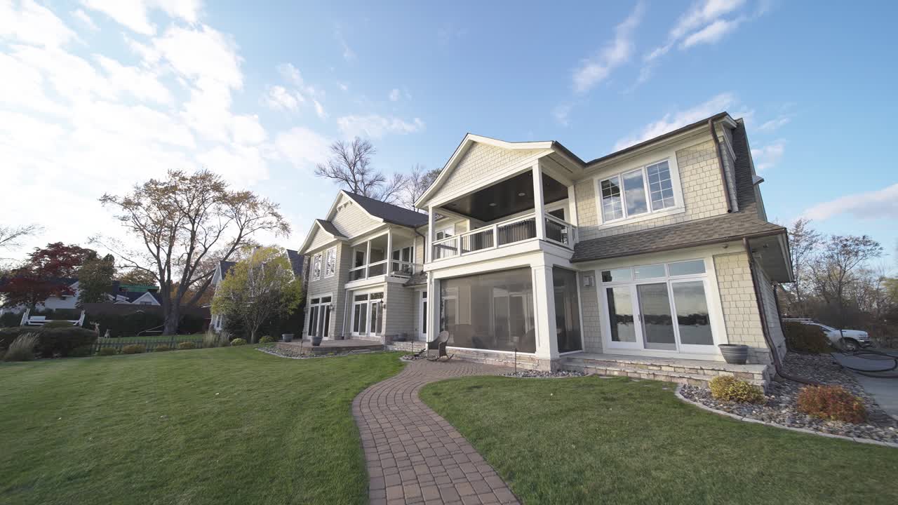 quintal ao ar livre de uma casa moderna e luxuosa no lago