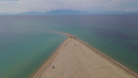 Clip-De-Avance-De-4k-Sobre-Una-Península-En-La-Playa-Tropical-De-Epanomi,-Halkidiki,-Grecia