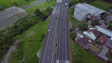 Vista-Aérea-De-Automóviles-Circulando-Por-Una-Carretera-En-Indonesia