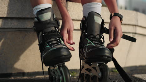 Hände-Der-Sportlerin-Binden-Rollschuh