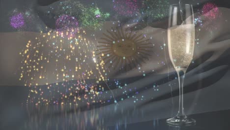 animación de la bandera de argentina ondeando sobre una copa de champán y fuegos artificiales