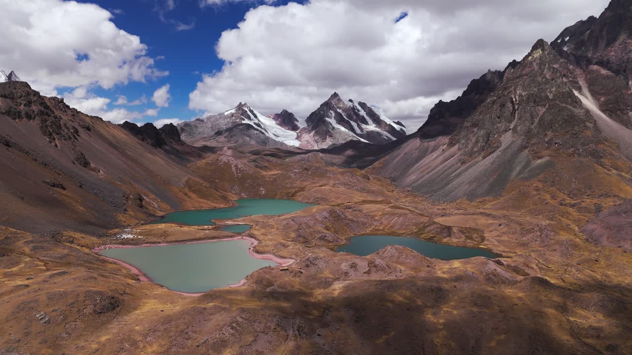 Vista aérea das 7 Lagoas de Ausangate em Cusco, Peru, cercadas por uma paisagem dramática, dolly panorâmico aéreo.