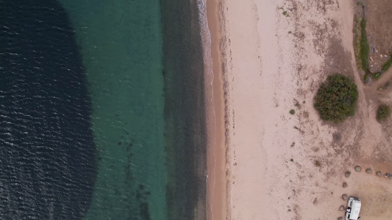 vuelo de drones sobre la playa y la costa de cerdeña.