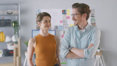 retrato de arquitectos masculinos y femeninos en la oficina de pie junto a los escritorios