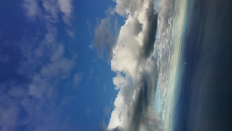 Toma-Vertical-Aérea-Del-Paisaje-Nublado-Sobre-El-Mar-Mediterráneo-Desde-La-Cabina-De-Un-Avión.