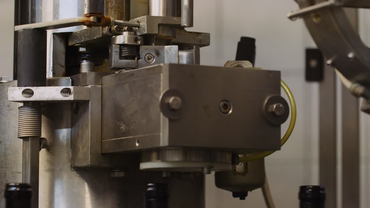 병입 과정에서 와인 병의 코킹, 정적 샷