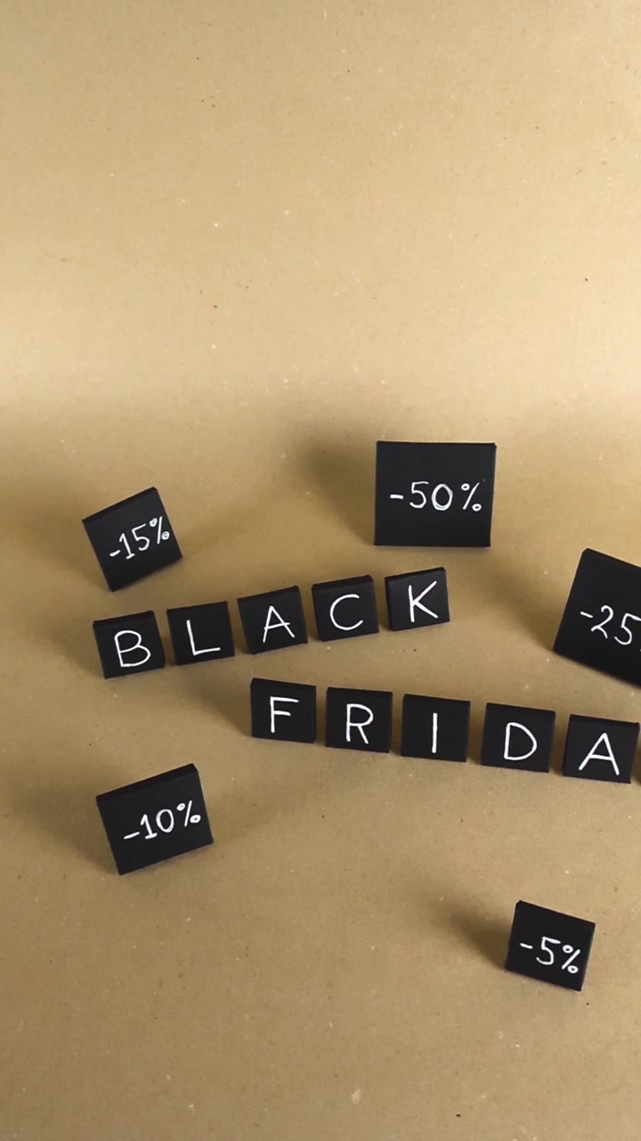 Dynamiske svevende opptak over håndlagde svarte papirfliser med «Black Friday»-skrift og ulike rabattprosenter, et perfekt konsept for sesongbasert shopping, salg, kampanjer og spesialtilbud