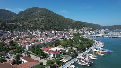 Drohnenaufnahme-Von-Booten,-Die-Im-Yachthafen-Von-Fethiye-An-Der-Türkischen-Riviera-Geparkt-Sind