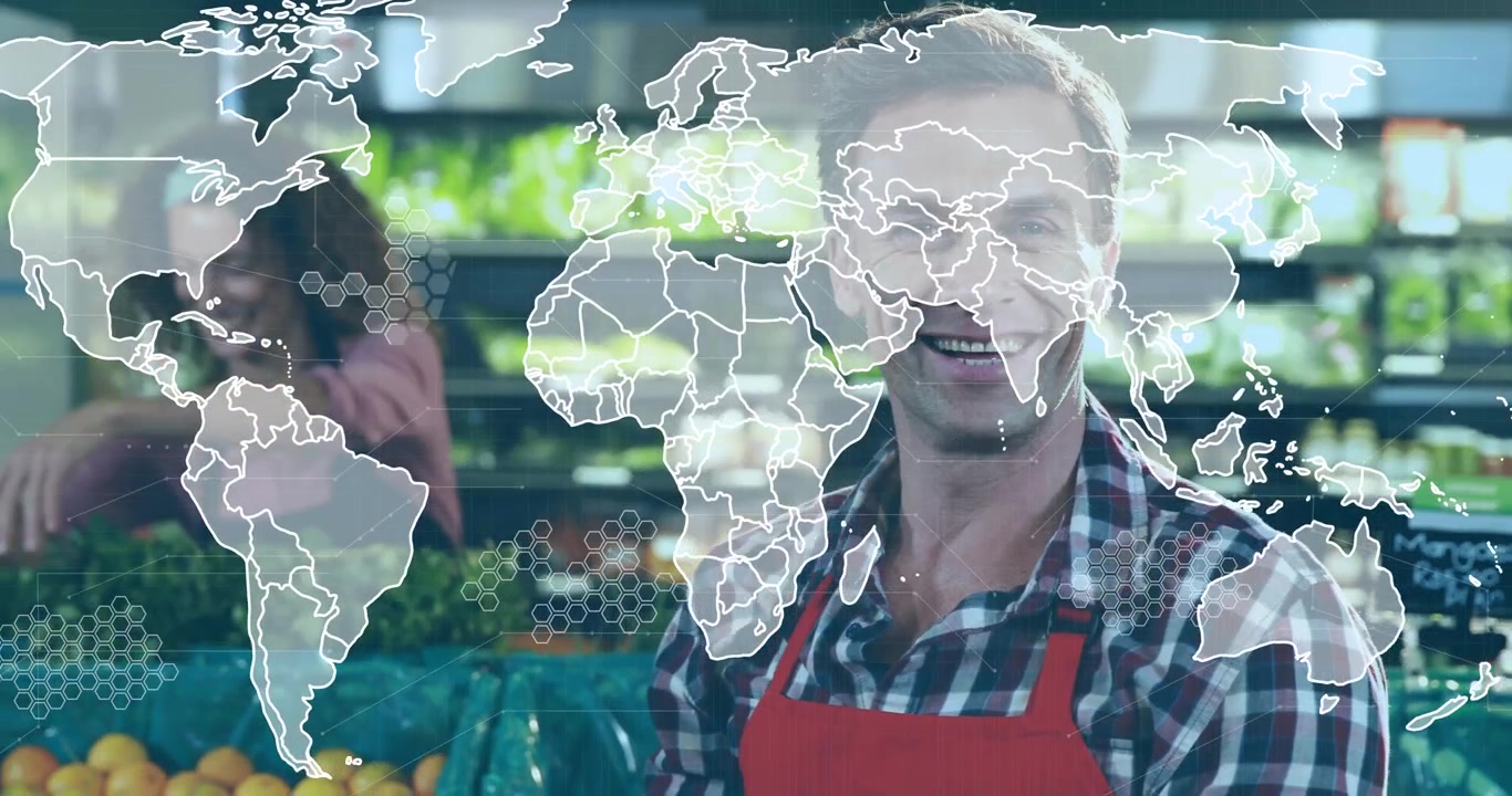 Commesso di supermercato che tocca un tablet per controllare le scorte, generando dati esadecimali di mappa su arance, e si allontana sorridendo.
