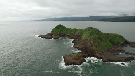 Isla-Rocosa-Costa-Rica-Drone-Aire-Nublado-Océano