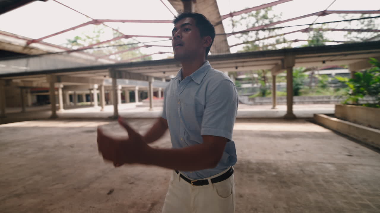 Mann som danser i en forlatt bygning