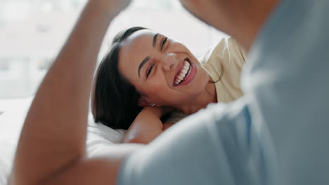 커플, 웃고 사랑으로 침대에서 긴장을 풀고