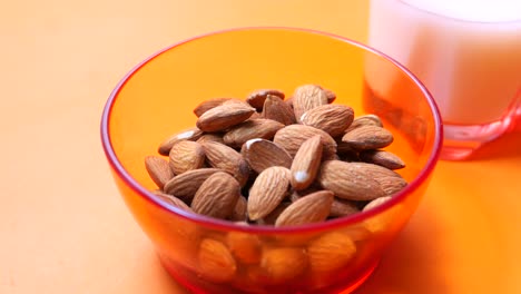 las almendras y la leche de almendras