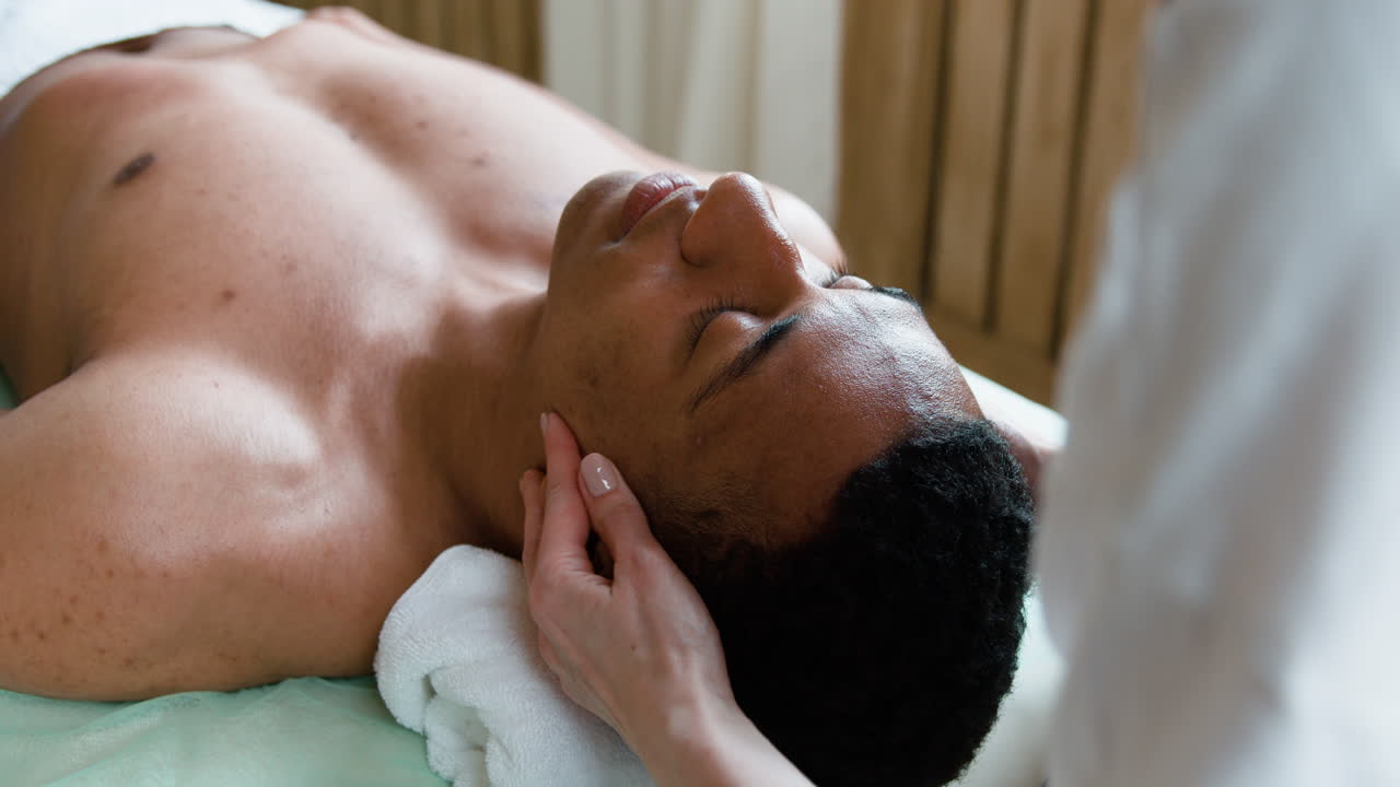 hombre recibiendo un masaje