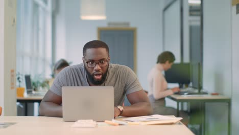 Hombre-De-Negocios-Africano-Que-Se-Siente-Feliz-Con-Los-Resultados-Del-Trabajo.-Hombre-Salido-Obtiene-Buenos-Resultados