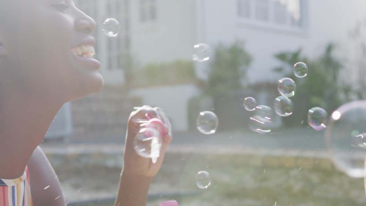 엄마와 아들이 함께 즐기고 있습니다.