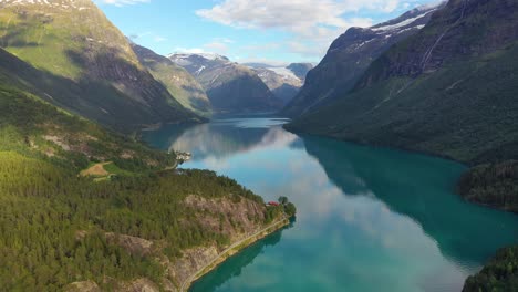 Schöne-Natur-Norwegen-Natürliche-Landschaft-Lovatnet-See.