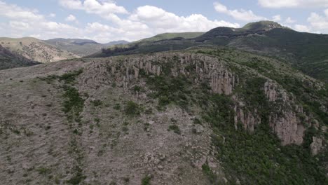 algunas columnas basálticas en una colina