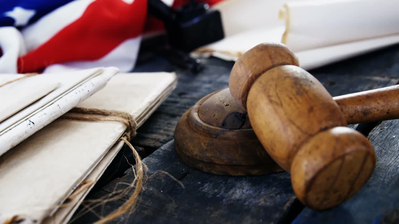 martillo y documentos legales dispuestos en la bandera estadounidense