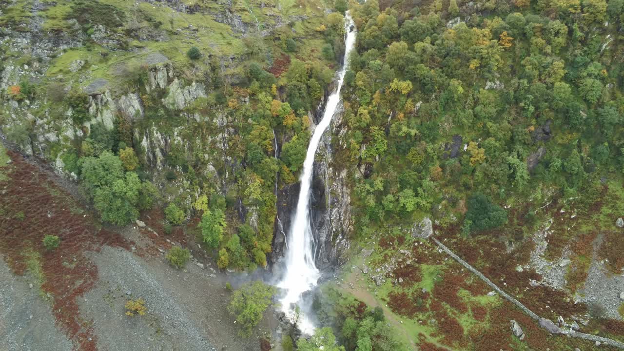 idílica cordillera de snowdonia aber falls falls parque nacional vista aérea alta órbita lenta izquierda